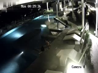 网爆门事件香港某酒店一对情侣趁着夜晚没人在顶层游泳池啪啪被监