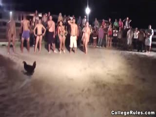 美国大学生淫乱系列-沙滩派对 全裸玩游戏 围观观众大饱眼福