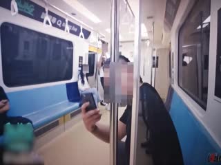 [SWAG]史上最狂!!眾目睽睽下跟男友在捷運車廂抽插潮吹!!